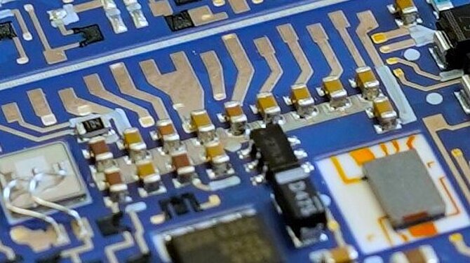 Eine blaue Leiterplatte der Firma CeramTec mit Passiven Bauelementen. 