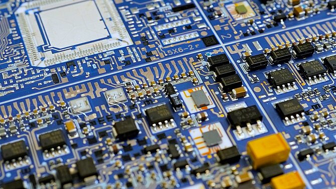 Eine blaue Leiterplatte der Firma CeramTec mit Passiven Bauelementen. 