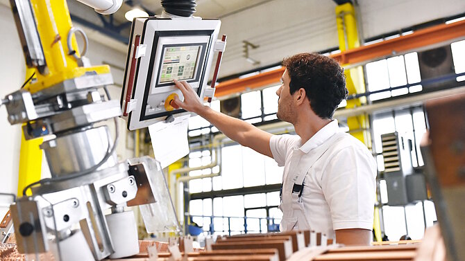 Ein Mann bedient eine Industriemaschine