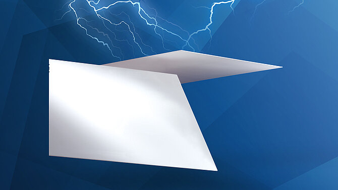 Substrate aus Zirkonoxid verstärktem Aluminiumoxid vor einem Blitz.