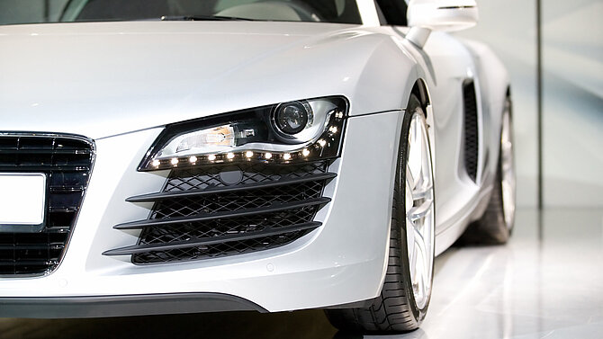 Front eines weißen Audi A8