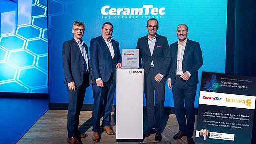 Horst Garbrecht und Simon Fuchs nehmen den BOSCH Supplier Award 2025 für CeramTec entgegen