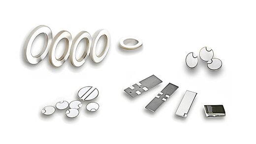verschiedene piezokeramische Produkte und Komponenten für den Automotive-Sektor auf weißem Hintergrund
