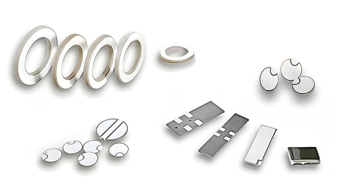 verschiedene piezokeramische Produkte und Komponenten für den Automotive-Sektor auf weißem Hintergrund