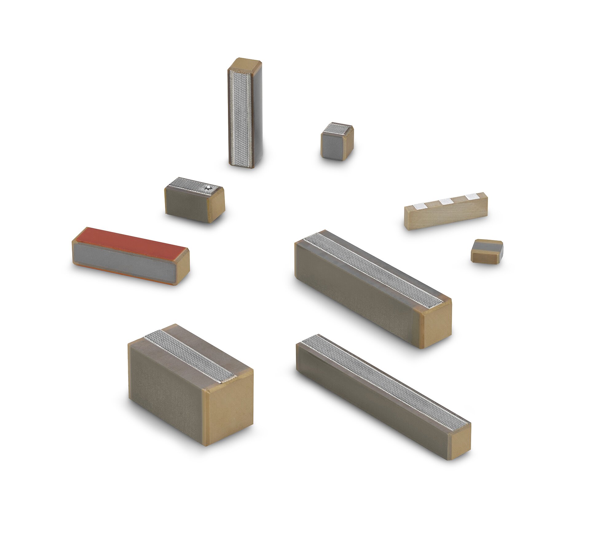 Verschiedene monolithische Mehrschicht-Aktoren von CeramTec auf weißem Hintergrund