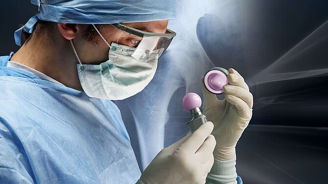 Arzt hält Keramik in seiner Hand