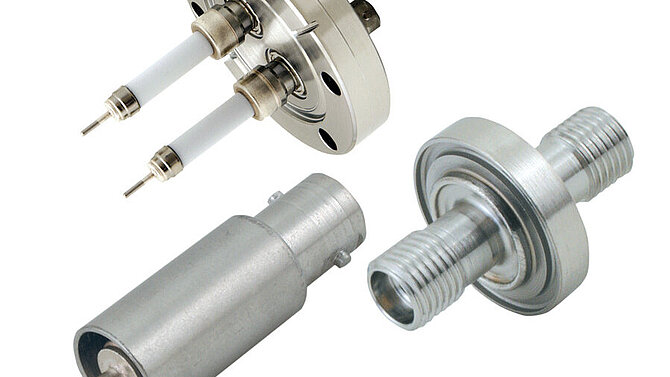 Koaxial-Stecker für Ultra-Vakuum und Hochtemperatur-Anwendungen von CeramTec