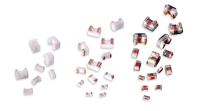 Metallisierte keramische Spulenkörper für elektrische Induktivitäten