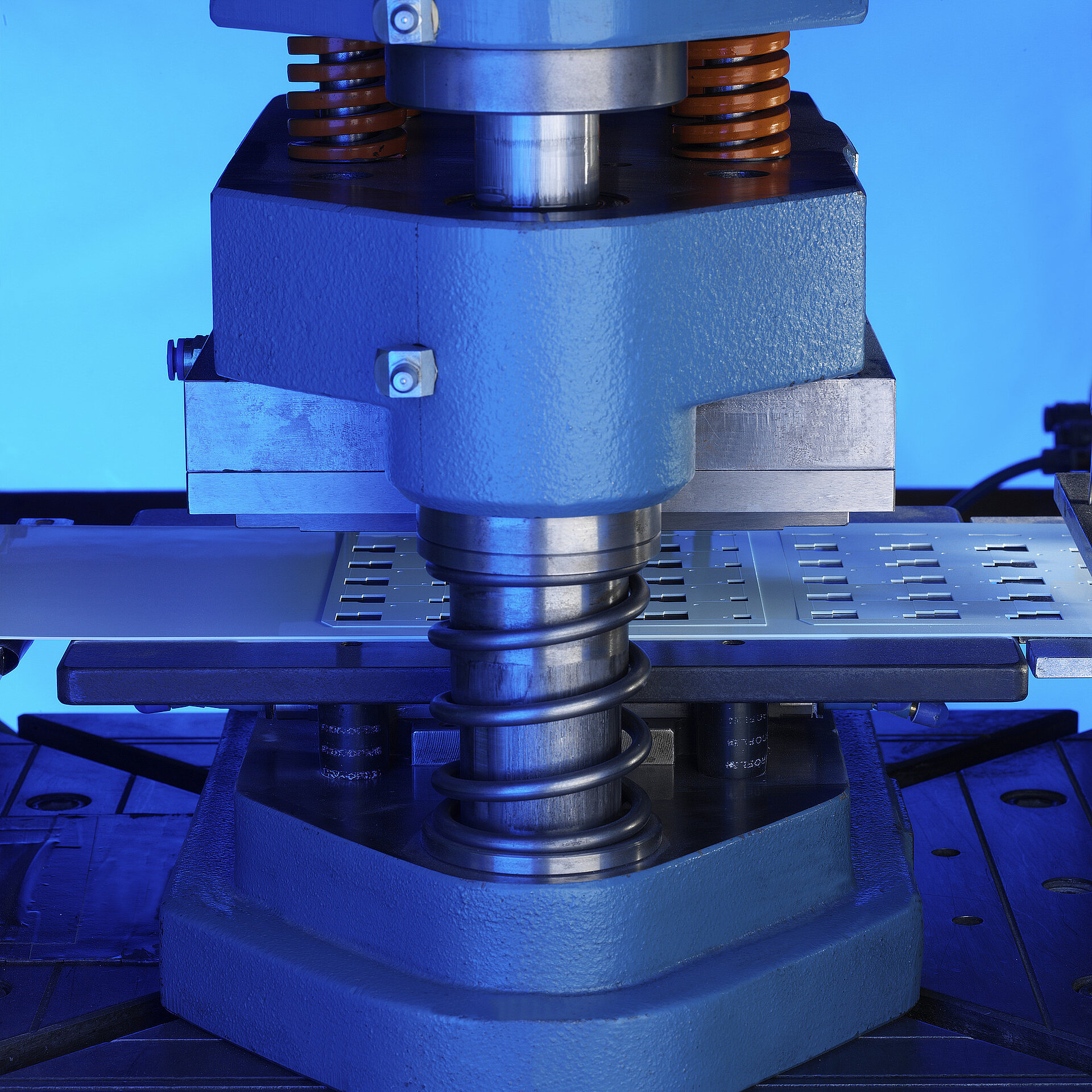 CeramTec Substrate werden gestanzt