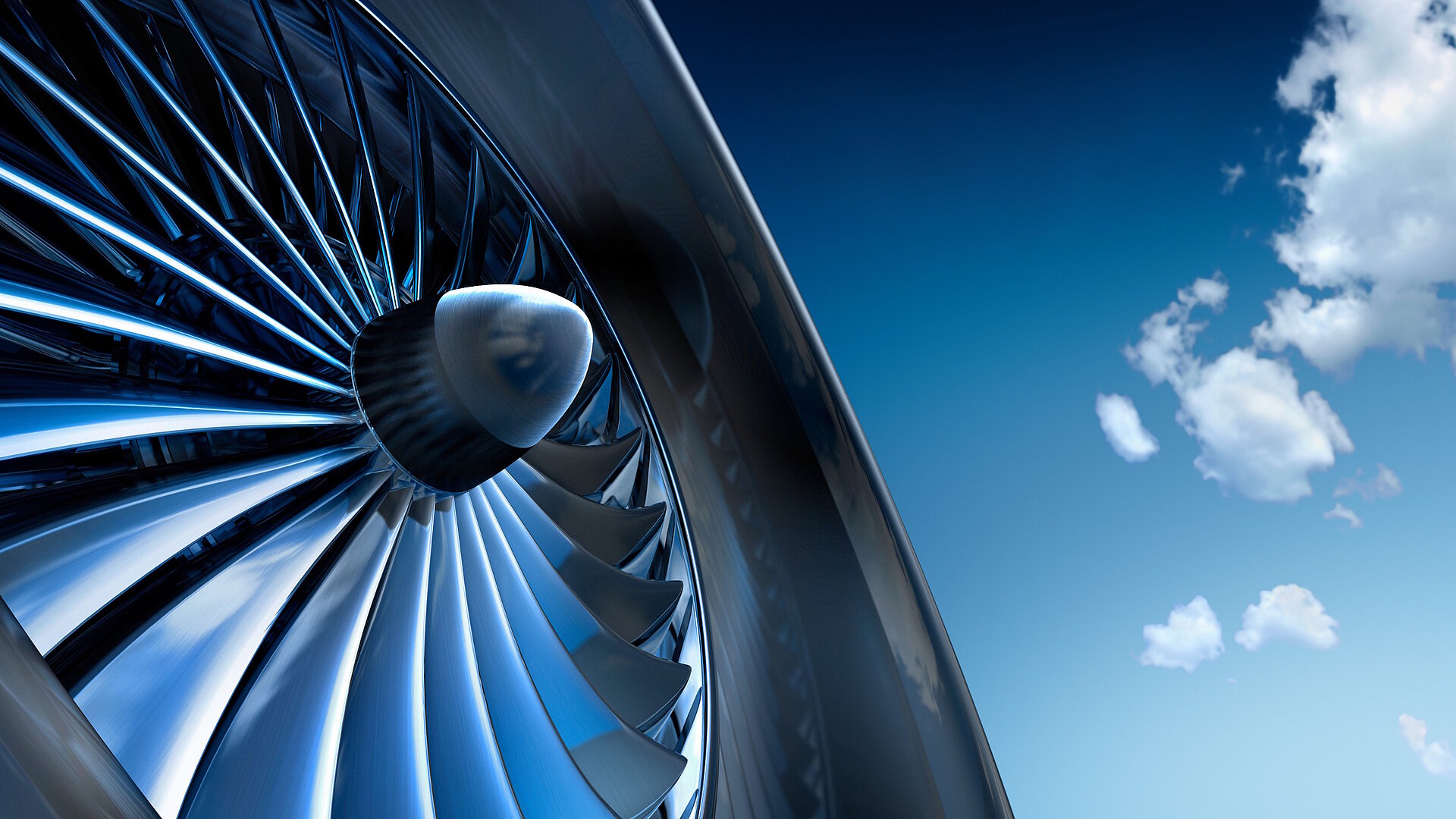 Blau schimmernde Flugzeugturbine vor blauem Himmel