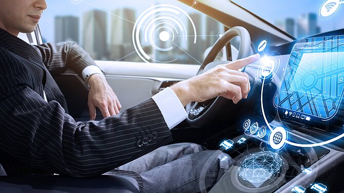 Futuristischer Einblick in ein PKW-Cockpit