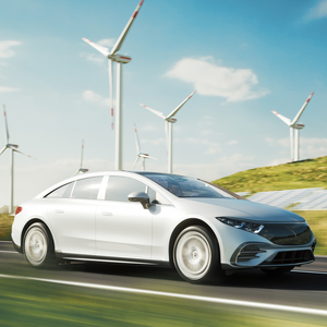 Ein modernes Elektro-Auto fährt auf einer Landstraße, daneben das Substrate-One-Stop-Shop-Logo von CeramTec