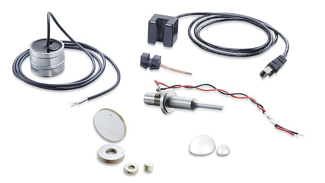 Piezokeramische medizinische Geräte vor weißem Hintergrund