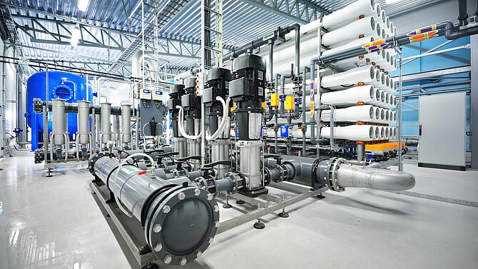 Blick in eine Fabrikhalle mit zahlreichen Pumpen