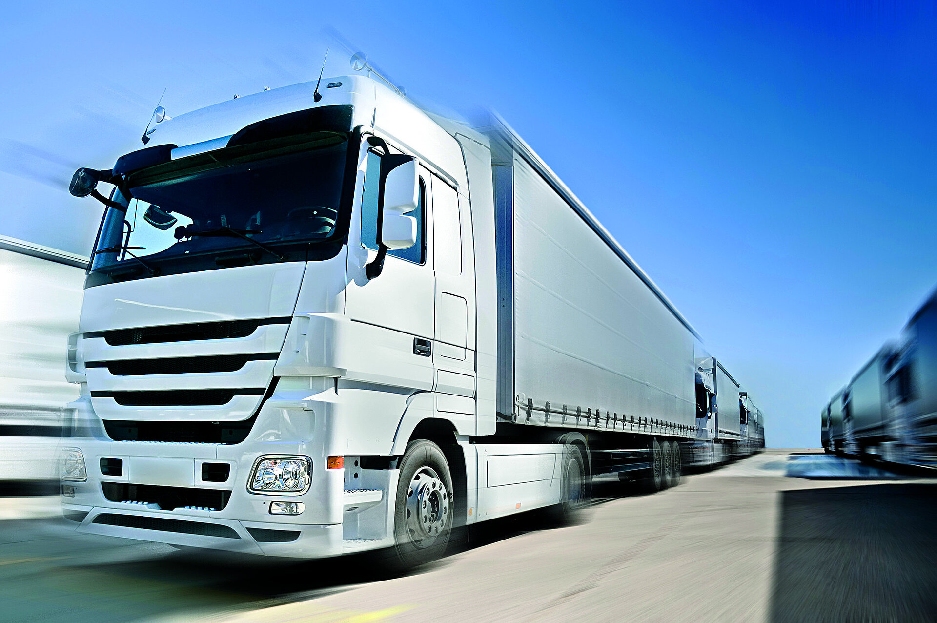 Lastwagen braust über eine Schnellstraße