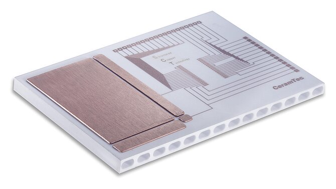 Keramischer Kühlkörper für die Hochleistungselektronik auf weißem Hintergrund