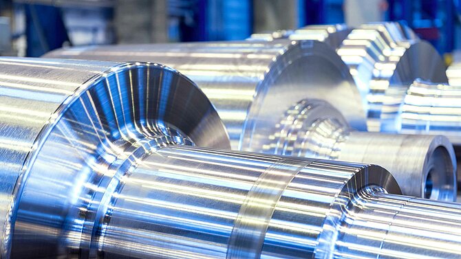 Glänzende Walzen werden bearbeitet 