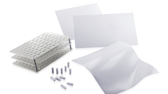 Keramische Setzplatten auf weißem Hintergrund