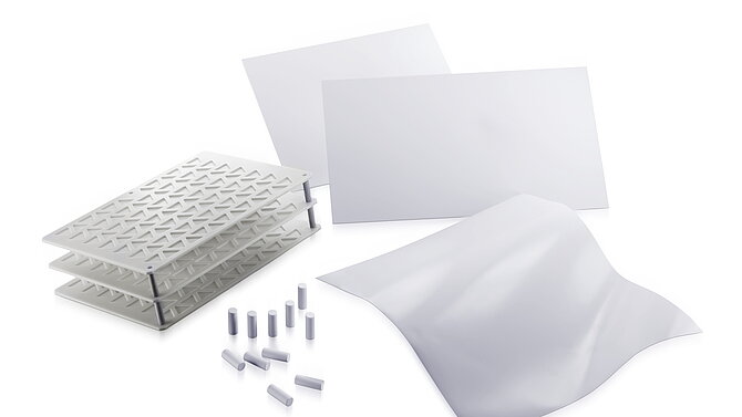 Keramische Setzplatten auf weißem Hintergrund